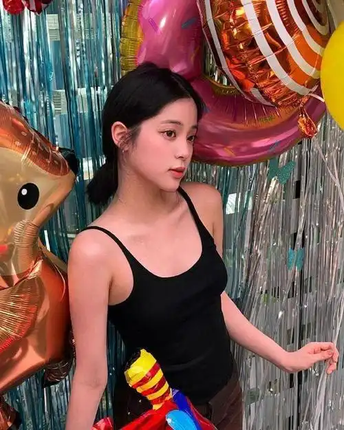 刚刚22岁的欧阳娜娜是还在发育吗上身看着肉感了不少但腿真细