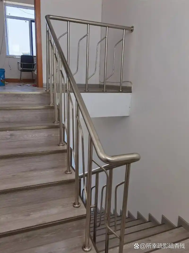 白钢扶手 简约,坚固,实用