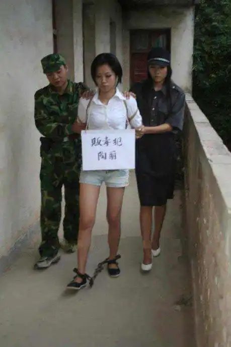 穿着蓝花条粗布裤子光着脚丫子上刑场去枪毙死刑犯图片(胆小不要看)