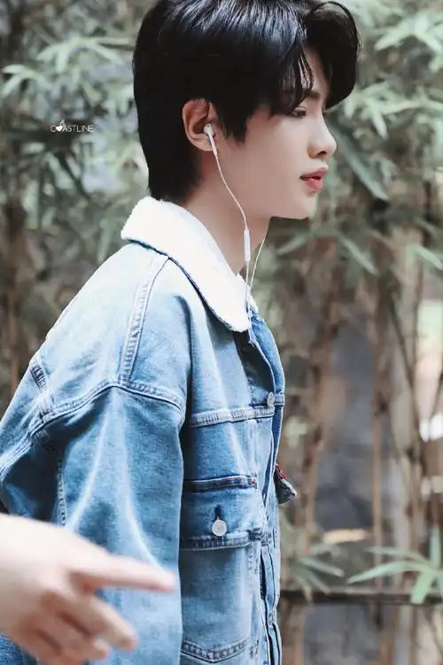 侧颜帅哥图鉴#感受一下黄明昊的完美侧颜 致命喉结鲨,双重性感腿