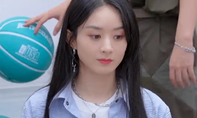 赵丽颖离婚后录制综艺开播,神情疲惫眼角鱼尾纹明显状态极差