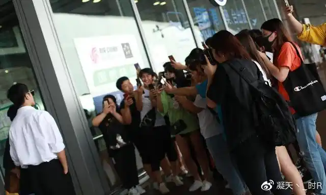 姜潮麦迪娜现身机场,黑白配衣着吸睛,面对粉丝大摆造型