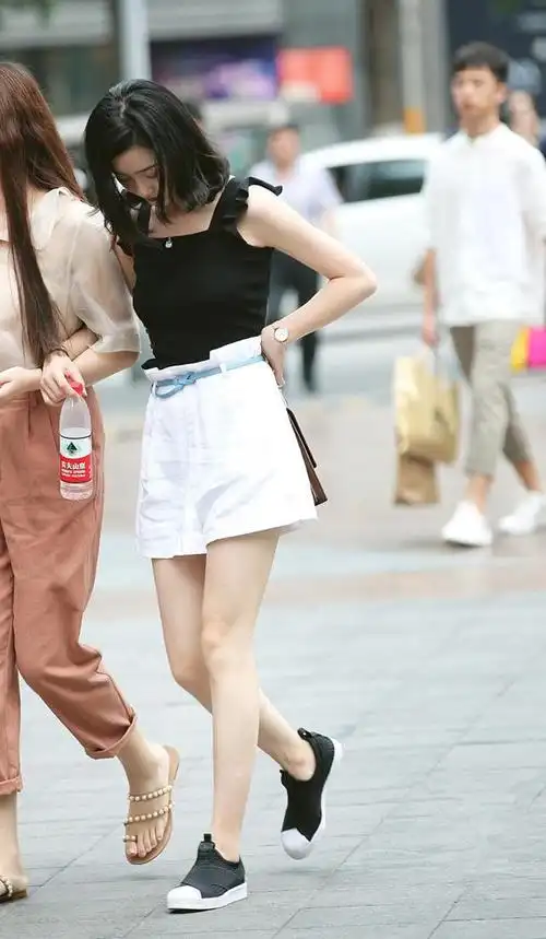 路人街拍,高颜值的小姐姐穿紧身衣凸显好身材,长相清丽!