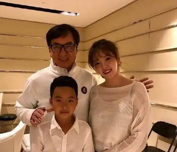 成龙见女星就揩油,唯独在她面前规规矩矩_动作_娜娜_李冰冰