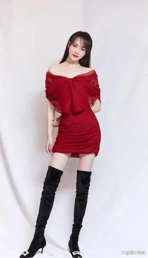 排名第十的是唐嫣,她以其美丽和真实的性格而受到喜爱,她出演的电视剧