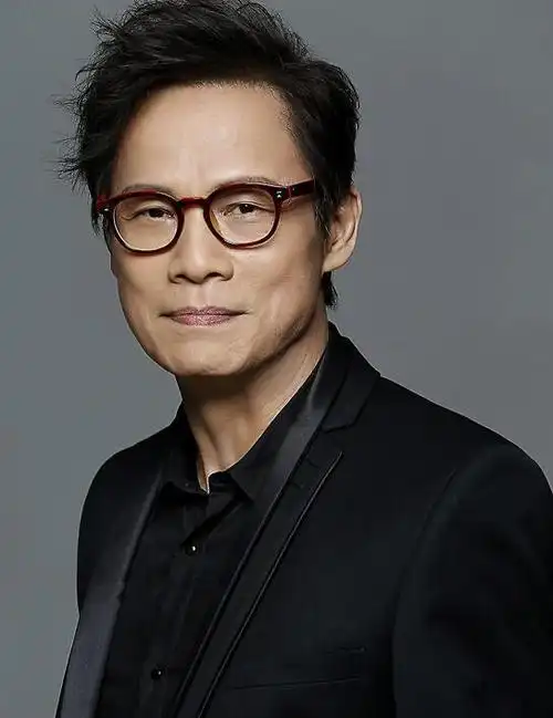 离婚后,他又回到了自己熟悉的单身生活,享受起了独自一人的时光.