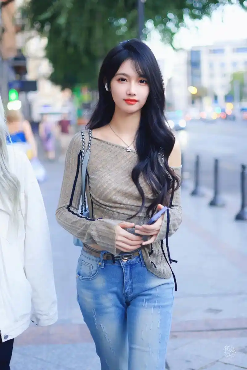 星闻#  宋昕冉常服街头随拍~ 好脸蛋,好身材,回头率满满啊!