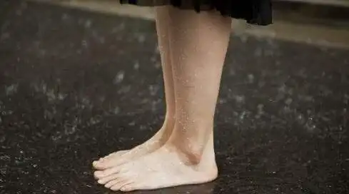 第五,赤脚走路不穿鞋.