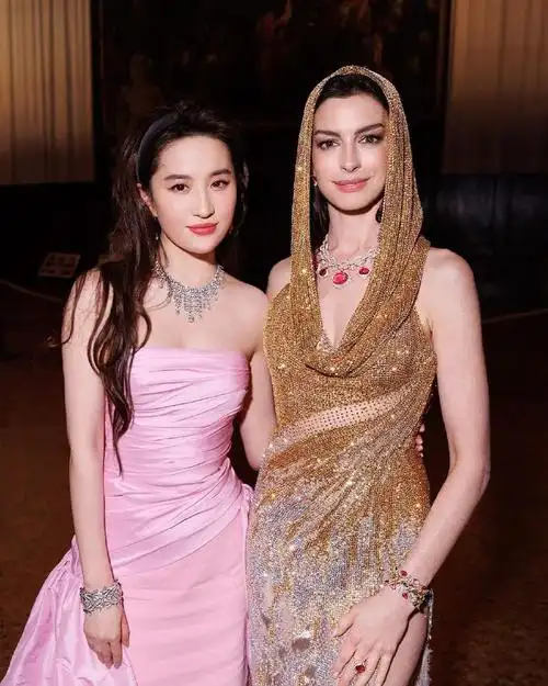 刘亦菲宝格丽全球品牌代言人##刘亦菲和安妮海瑟薇合影