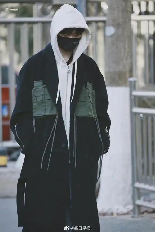 马嘉祺和风衣的适配度满分有冬日氛围感男主的味道了