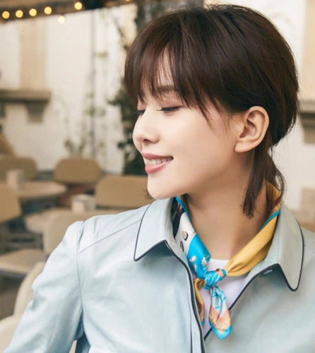 刘诗诗上演空气刘海大片, 俏皮成熟随机切换