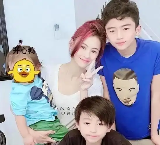 张柏芝三胎儿子正脸照曝光,是不是谢霆锋亲生的,一目了然|混血儿|摇滚