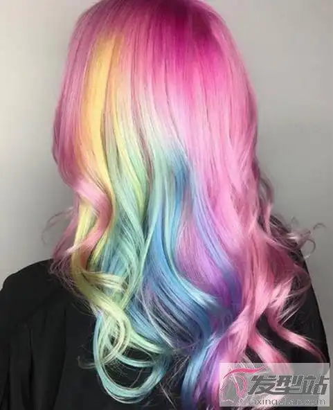 大面积的粉色头发,快乐十分彩票网加上黄绿蓝紫等发色的渐变挑染,快乐