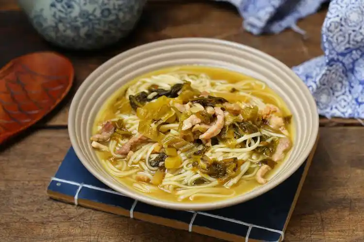 今天在家葛优躺,简单一碗酸菜面完美解决早饭|酸菜|面条|肉丝面_新浪