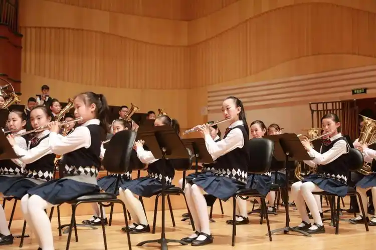 音乐会上,乐之声管乐团的团员们为观众们奉献了一场精彩的音乐盛宴.