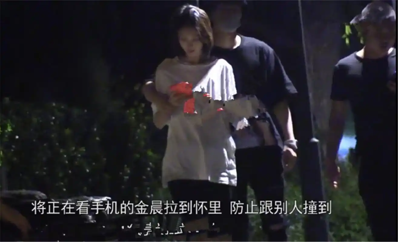 金晨新恋情曝光,和小5岁董又霖深夜约会,街头牵手还当众接吻