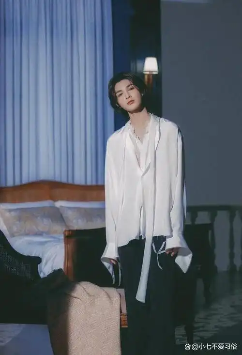 朱正廷"长发"造型大片,穿白色衬衫,展现中世纪贵族的气质