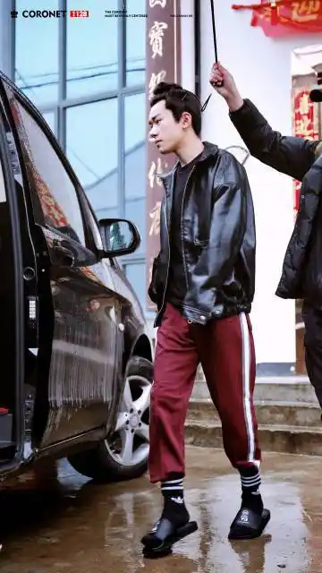 易烊千玺今日上班路透 黑色皮衣配拖鞋休闲又可爱