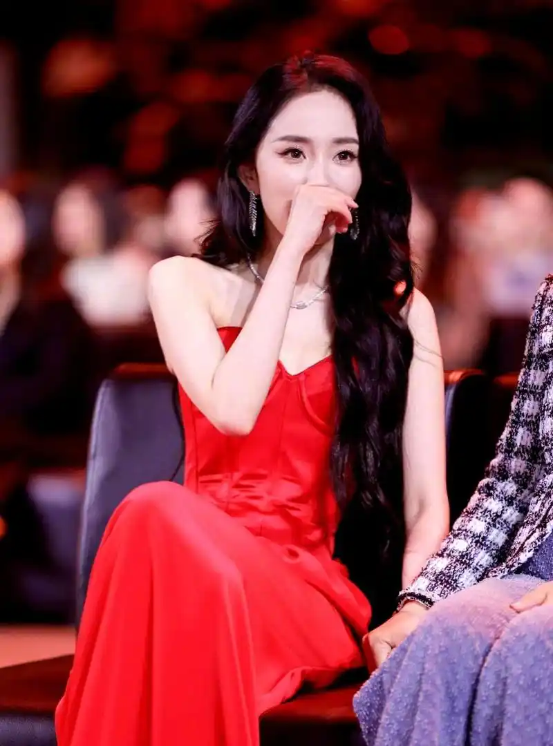 杨幂在微博之夜上化身为一朵"红玫瑰",穿着一袭大红色抹胸礼裙,风情万