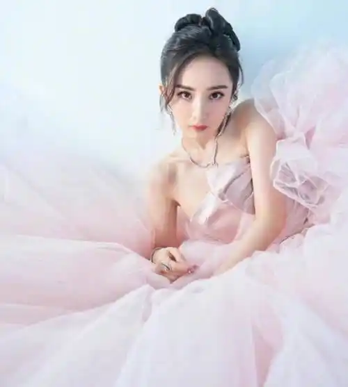 杨幂少女感太绝了,蝴蝶结礼裙出席星光大赏,又纯又欲太迷人!