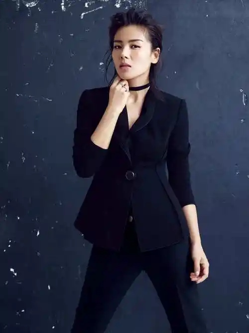 刘涛抹胸长裙缝件西装又把衣袖给剪开简直是时髦到飞起