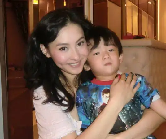 谢贤不再低调揭开张柏芝第三胎与谢家关系我们错怪谢霆锋了