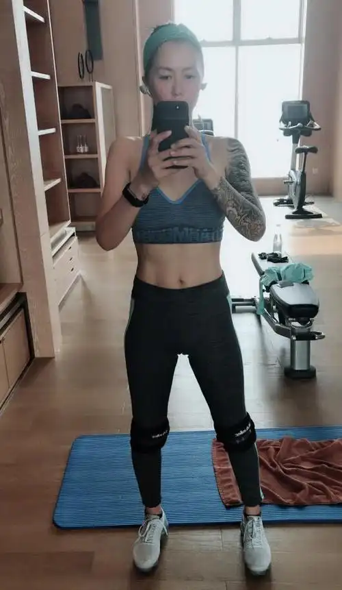 谭维维晒大尺度健身照上围坚挺事业线抢镜