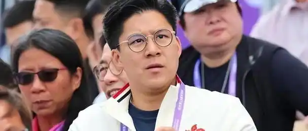 霍启刚44岁再次在内地晋升领取多份薪资背后有两人的支持