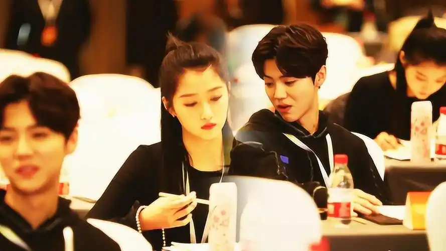 所谓娱乐鹿晗关晓彤穿情侣鞋首度同框02俩人前后桌的样子很小美好