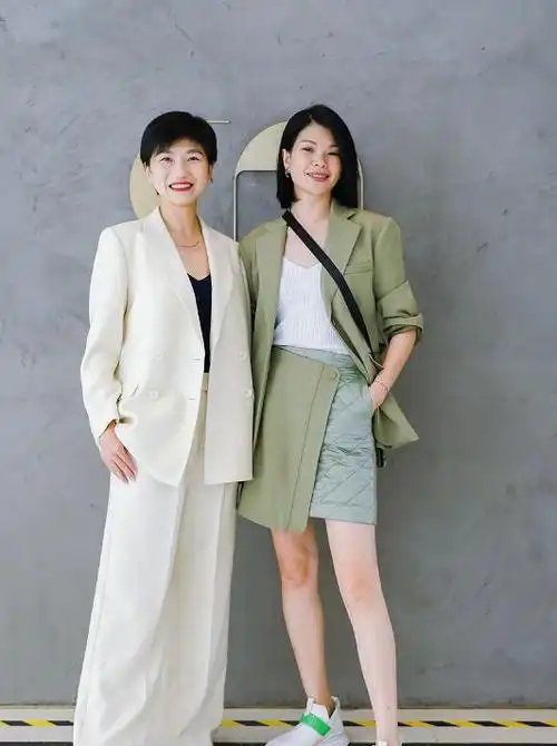 39岁吕燕身材一点不走样178身高穿啥都好看不愧是国际超模