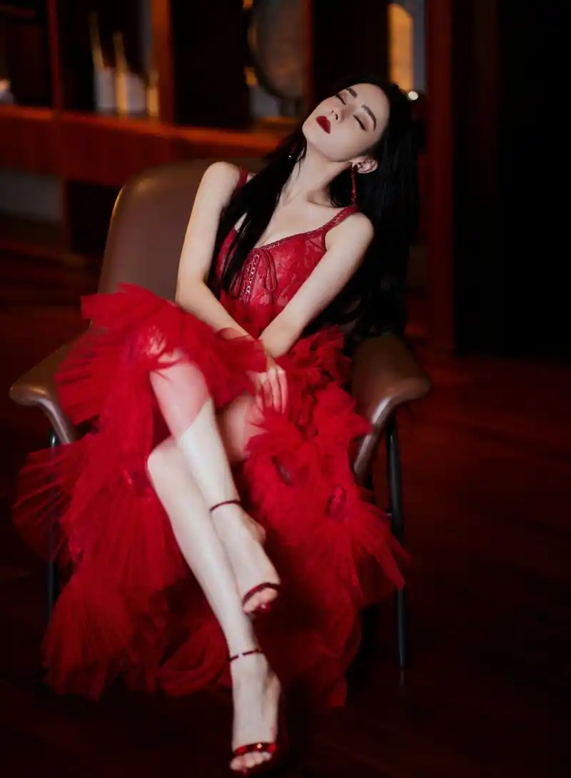迪丽热巴,红唇红裙红高跟,美艳动人!