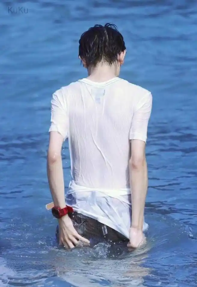 王源录节目浑身湿透 眉清目秀超级害羞