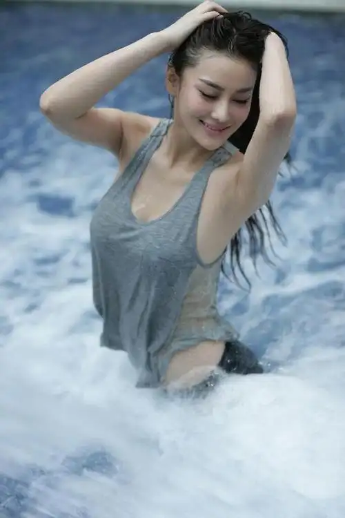 张馨予有多大胆?穿蕾丝背心直接下水,"人间尤物"谁能扛得住?