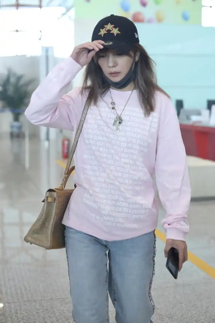 网友晒赵薇近照,素颜出镜皮肤暗黄