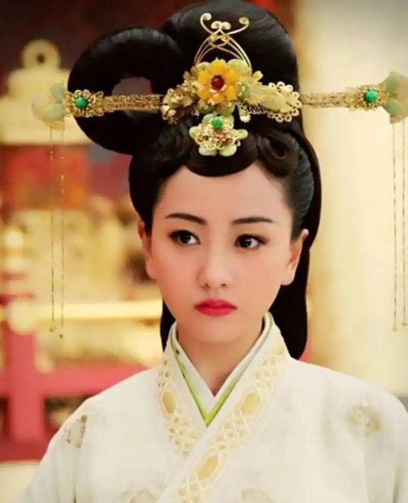 在各大古装剧中的经常见到杨蓉的身影,她的脸型圆润细致.