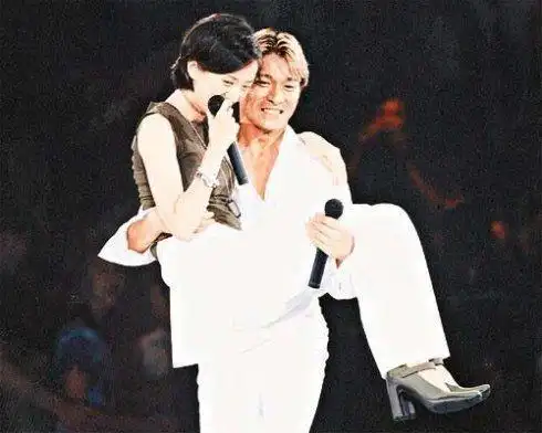 女星被公主抱杨幂很幸福佟丽娅超尴尬而刘德华这一抱却成为经典