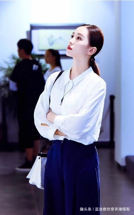刘诗诗的衣品很不错穿条纹西装配白色直筒裤变身霸道总裁