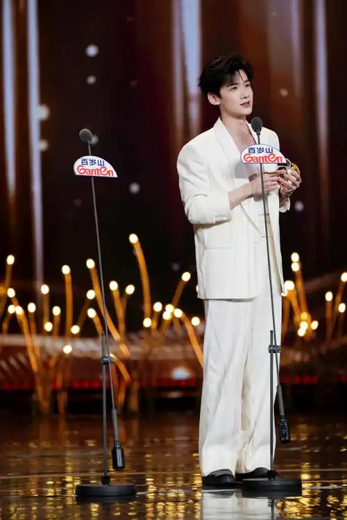 白敬亭超话#电视剧品质盛典#  96恭喜演员@白敬亭荣获『年度突破