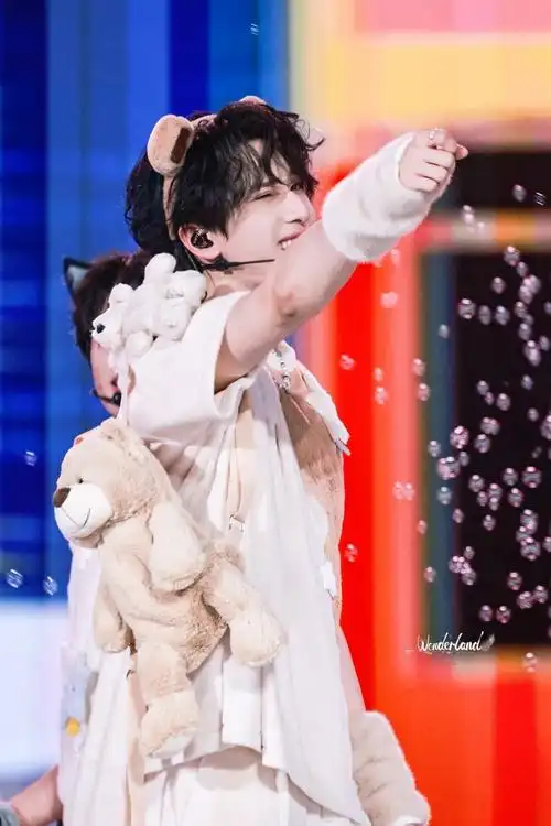 严浩翔小熊包##严浩翔比耶歪头笑