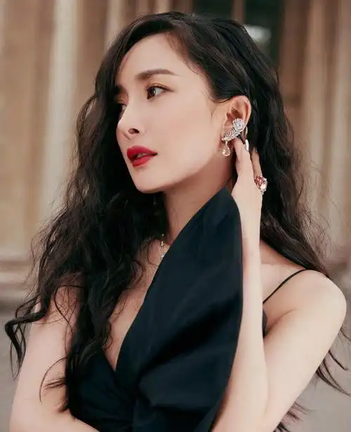 杨幂礼服写真美照,娇艳如花,时尚魅力!