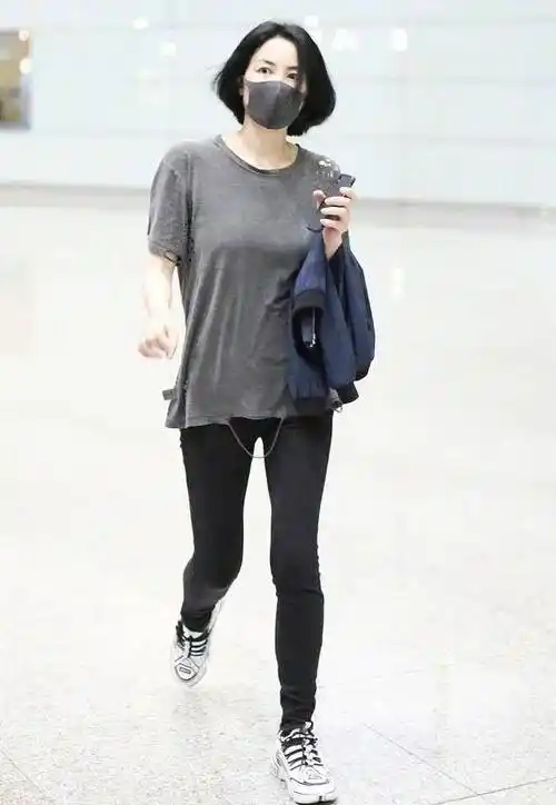 王菲喝下午茶被怕,身材干瘦不觉得多漂亮,而且肚腩凸起一股姨味不再高