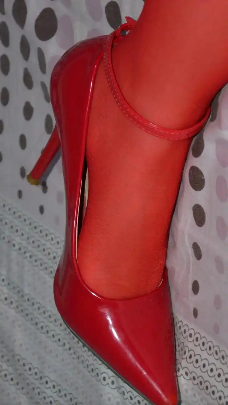 高跟鞋 #美脚 #美鞋控 #时尚美鞋 #红色系 - 抖音