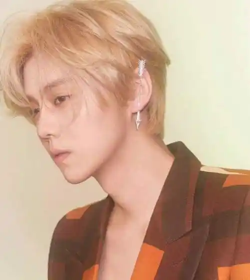 粉色的鹿晗出炉身穿粉色西装拍梦幻大片仙气十足