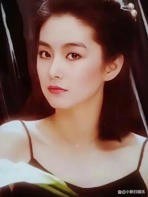 1954年出生的林青霞,是华语影坛的一位传奇女神.