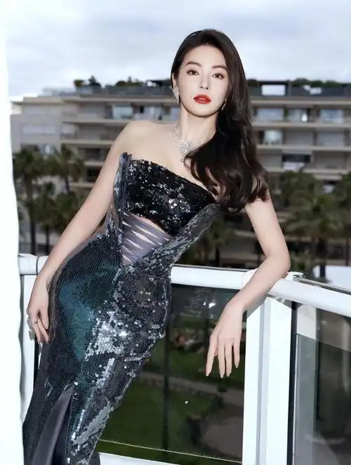 36岁张雨绮身材太绝了芊芊细腰和大长腿绝世美颜太养眼