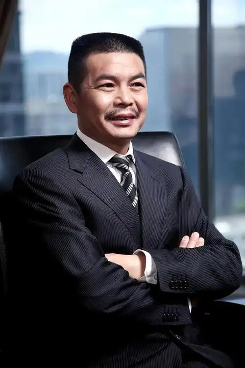 珀莱雅董事长侯军呈