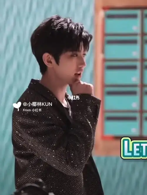 捕捉到一个偷偷练习手势的坤坤