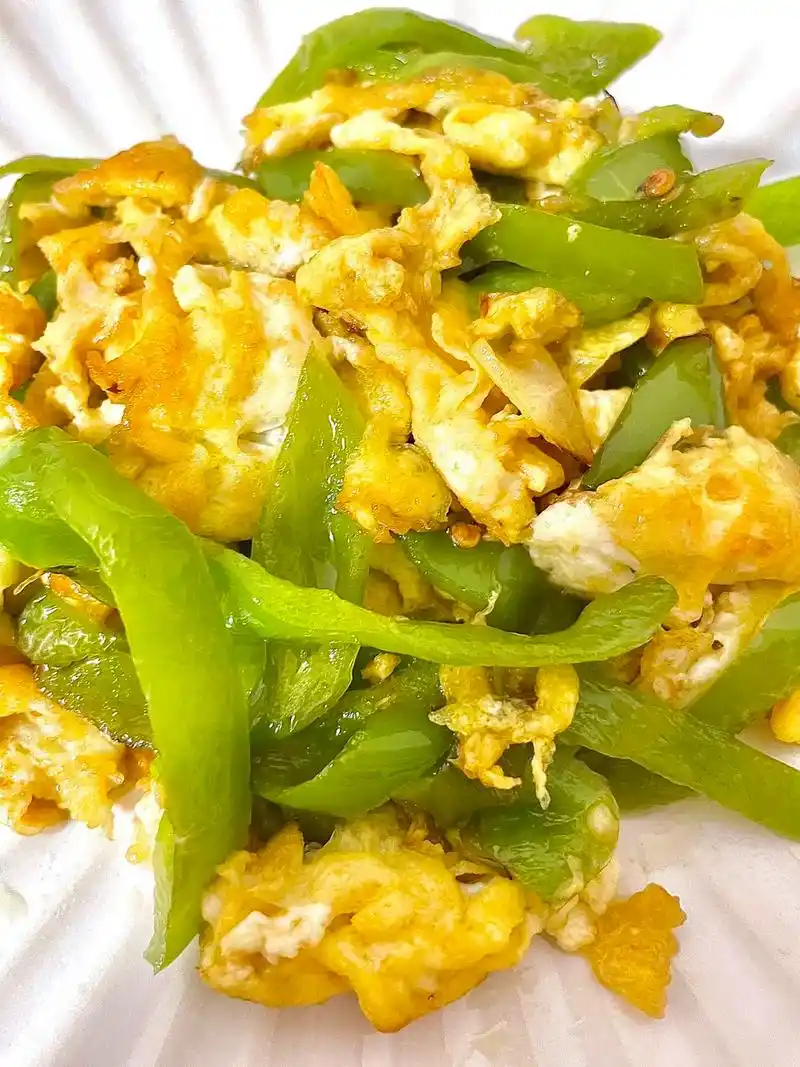 厨房小白初学菜一辣椒炒鸡蛋.食材: 尖椒,鸡蛋,大葱,蚝油, - 抖音