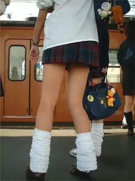日本·膝盖与裙子的距离是17公分