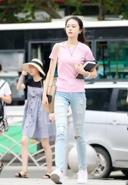 原创选择简单时尚的牛仔裤装扮尽显青春的个性风采